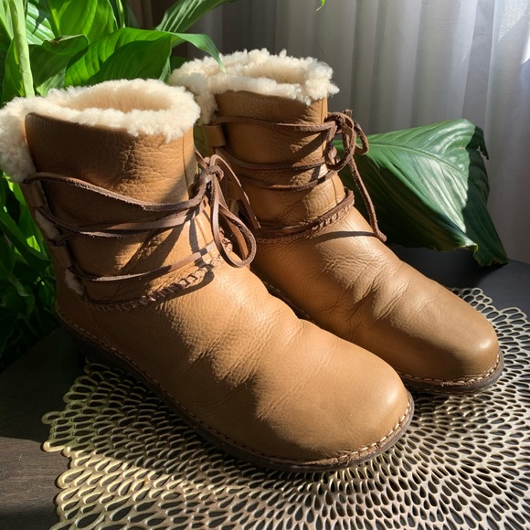 HOST PICK | UGG Shearling Sheepskin Boots Cognac - Picture 5 of 8